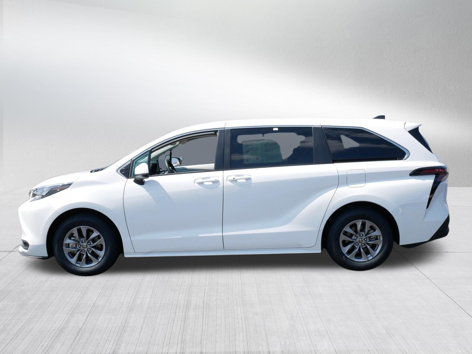 Certified 2026 Toyota Sienna LE FWD image 4