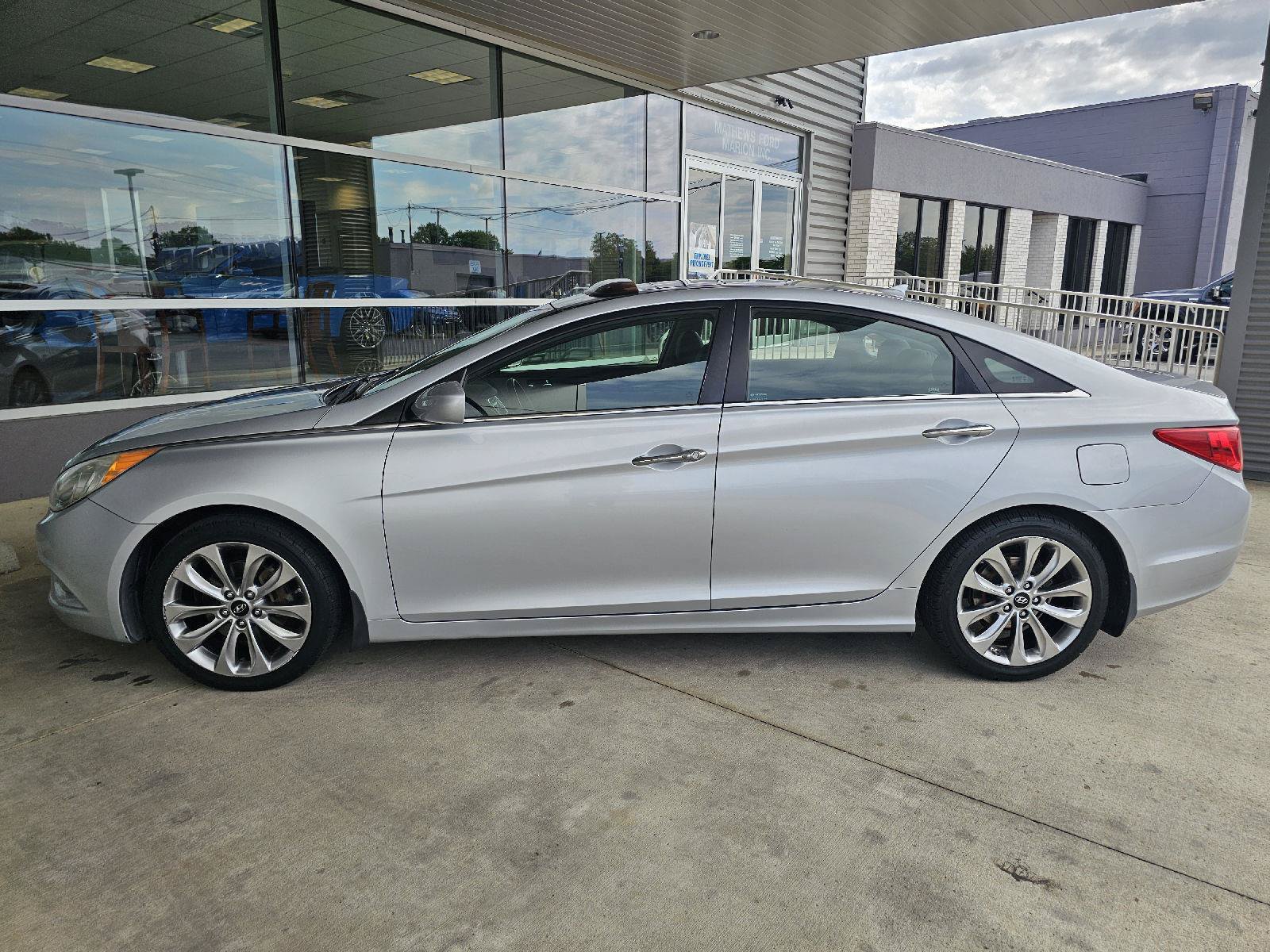 Used 2013 Hyundai Sonata SE w/ Navigation & Sunroof Pkg FWD image 2