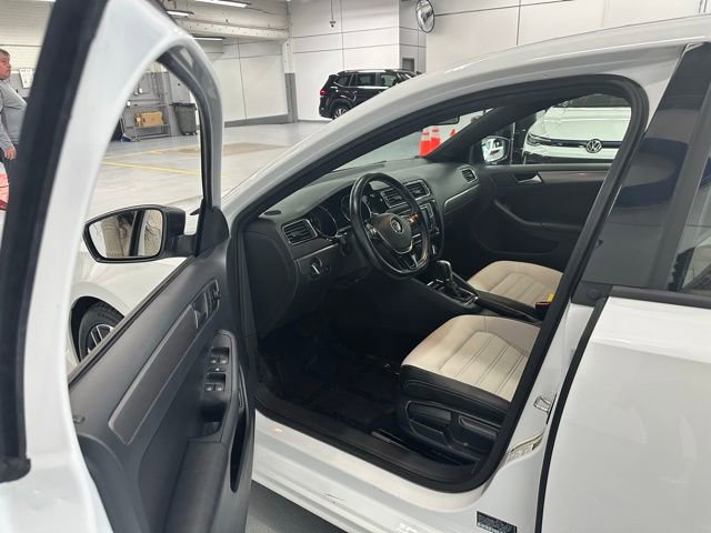 Used 2016 Volkswagen Jetta Sport w/ Lighting Package FWD image 3