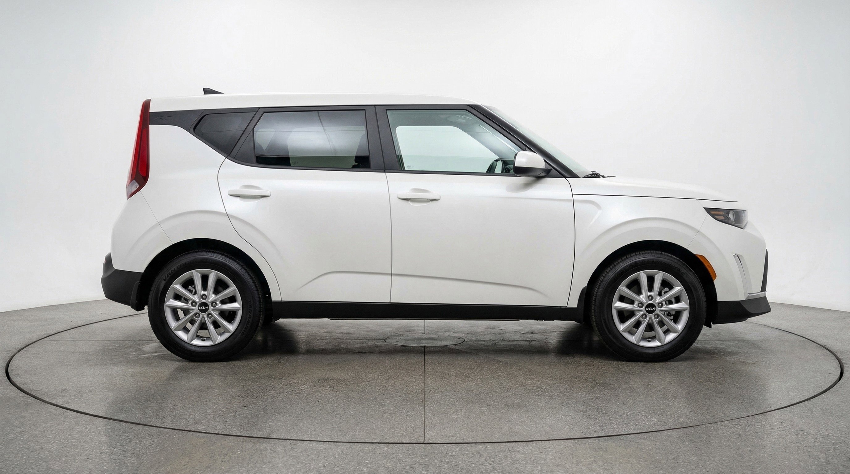 Used 2025 Kia Soul LX w/ LX Technology Package image 11
