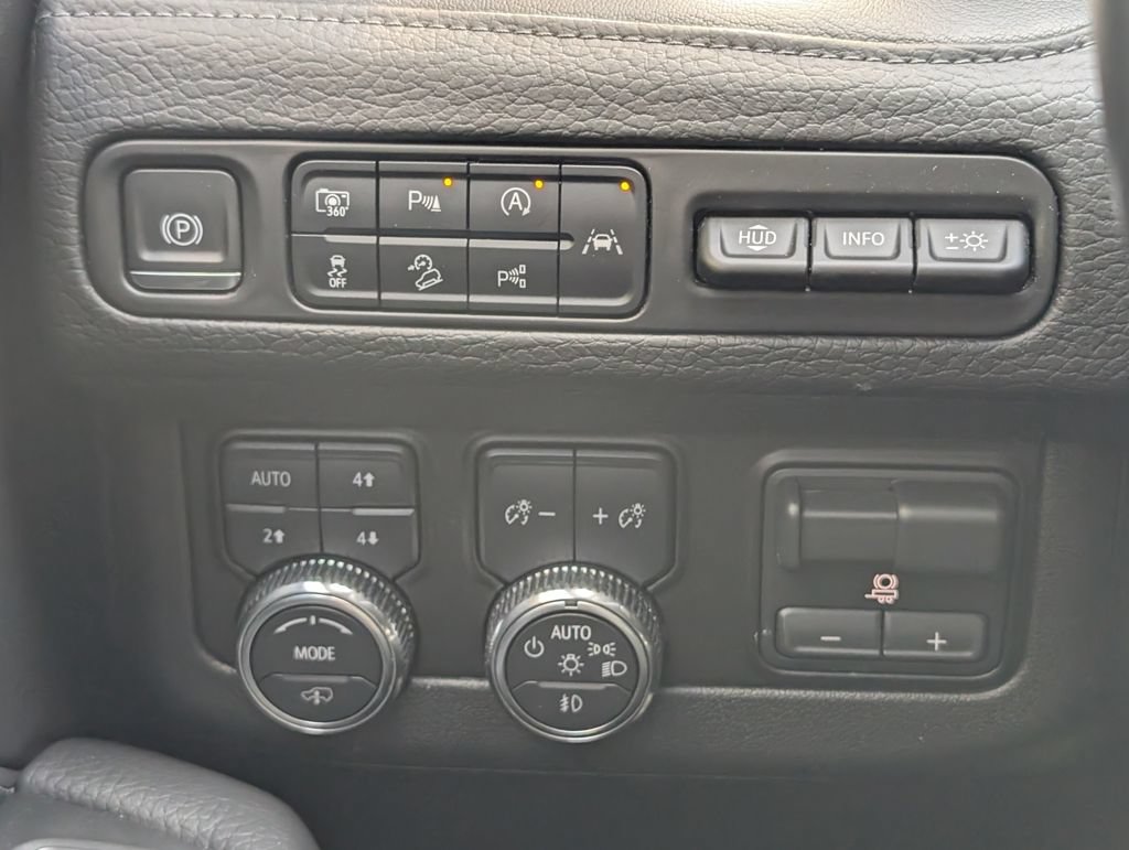 Used 2023 GMC Yukon Denali w/ Advanced Technology Package AWD/4WD image 27