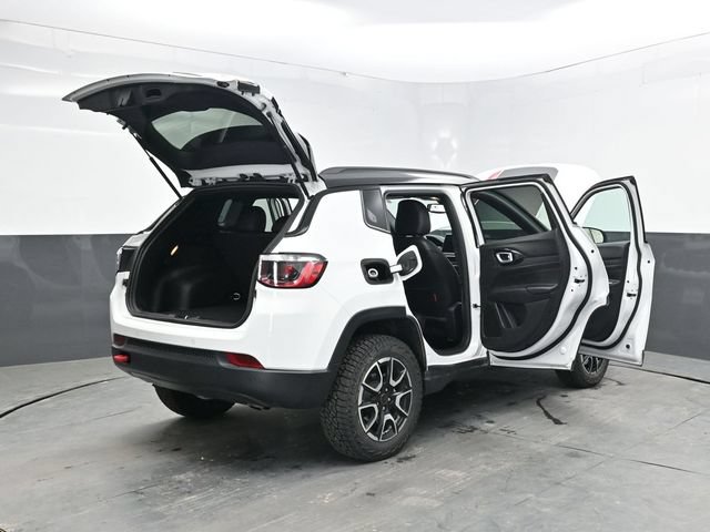 Used 2025 Jeep Compass Trailhawk AWD/4WD image 40