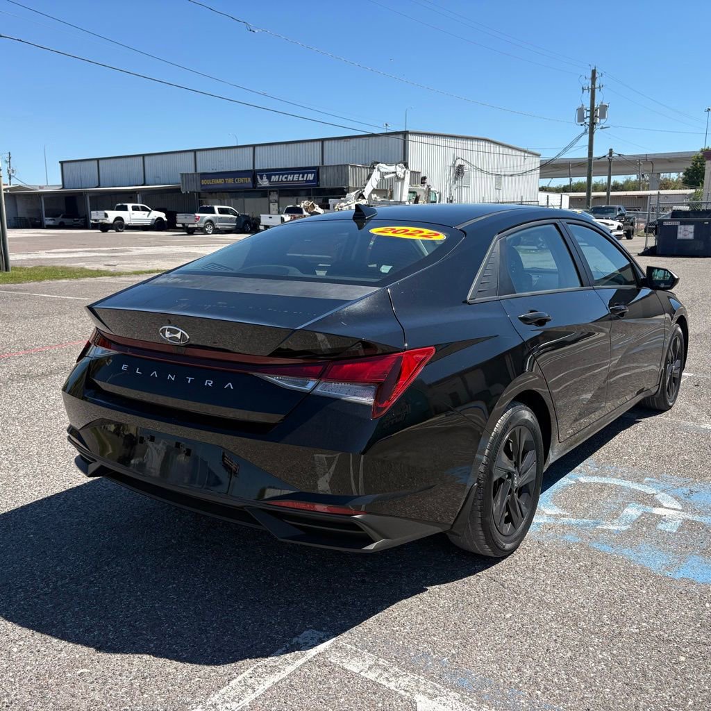 Used 2022 Hyundai Elantra SEL w/ Convenience Package image 3