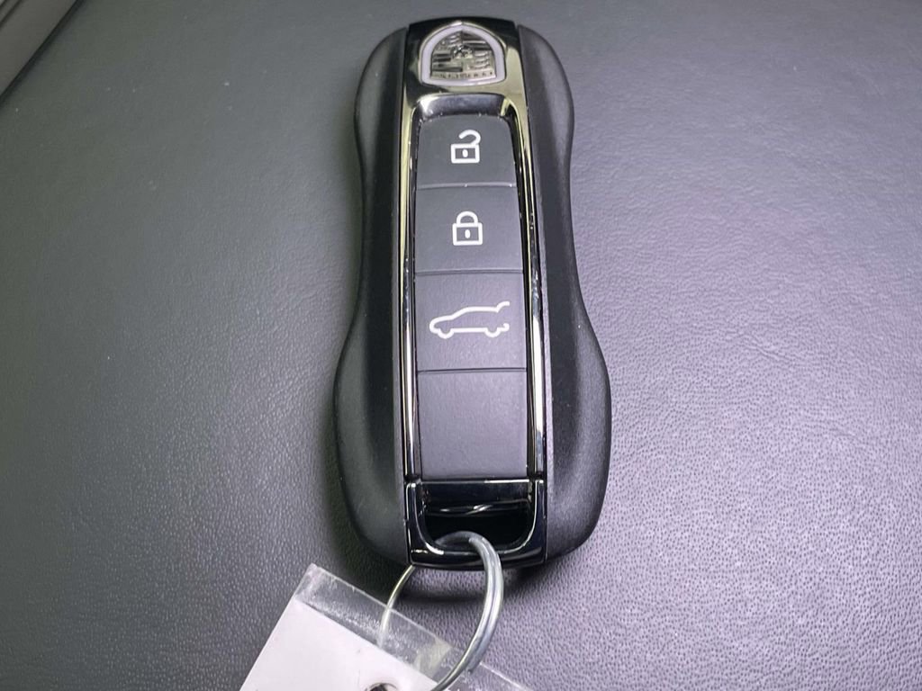 Used 2025 Porsche Cayenne Turbo AWD/4WD image 45