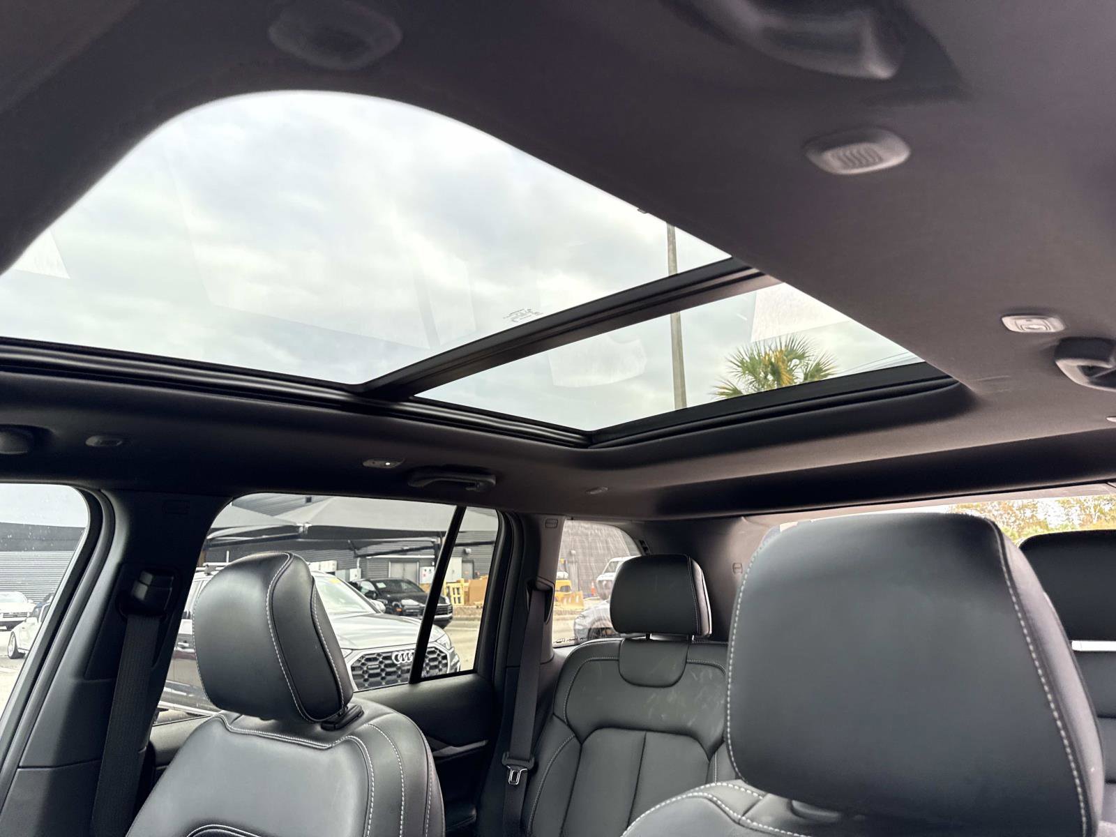 Used 2025 Jeep Grand Cherokee Limited w/ Black Appearance Package image 25