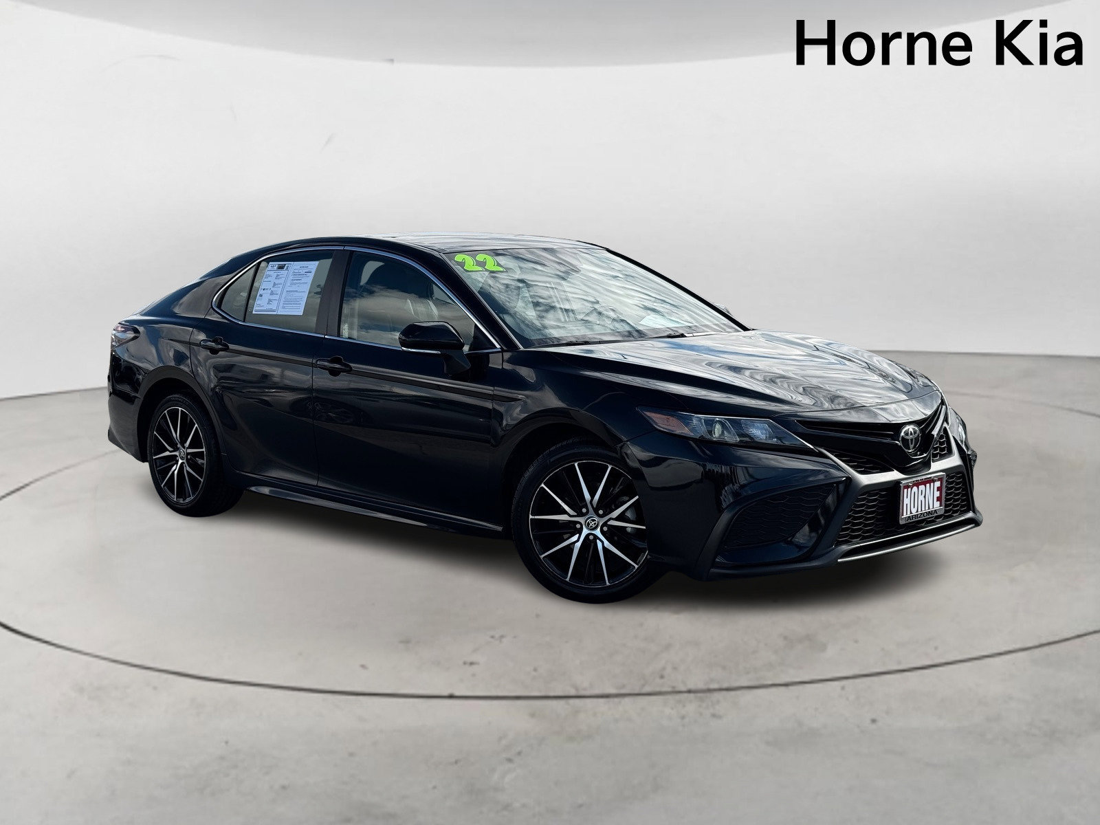 Used 2022 Toyota Camry SE image 2