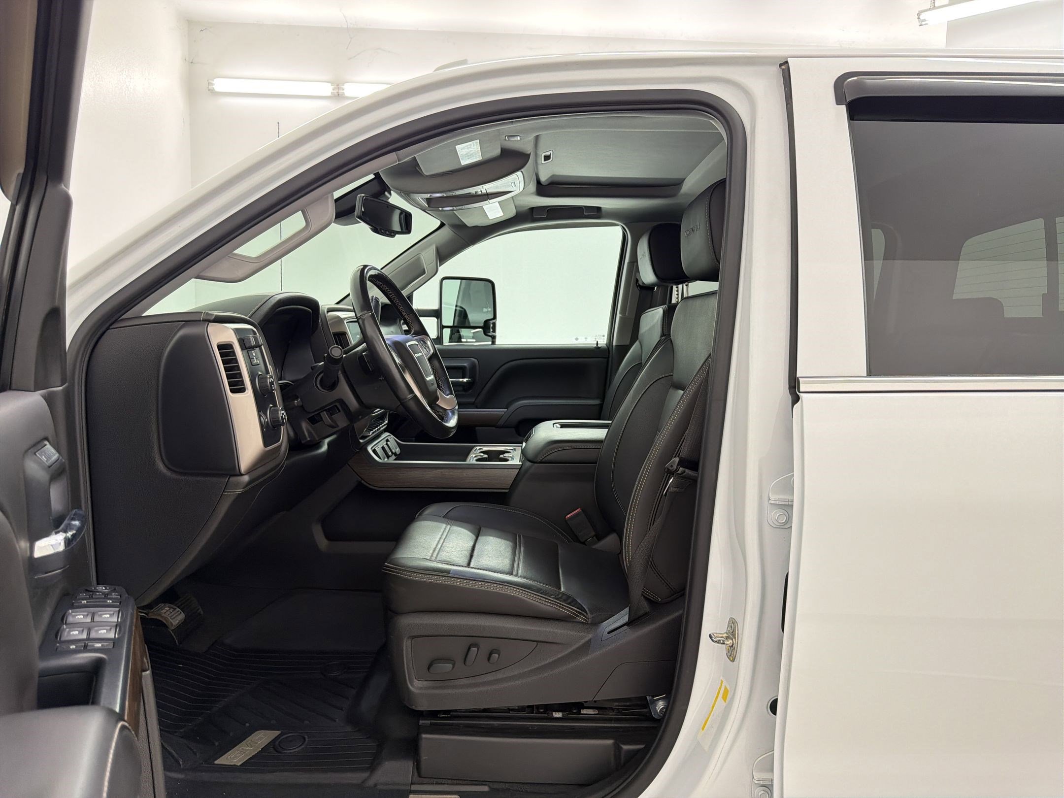 Used 2019 GMC Sierra 2500 Denali w/ Duramax Plus Package AWD/4WD image 5