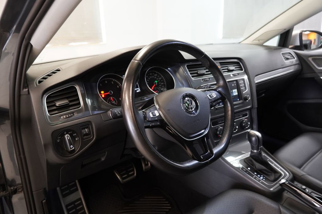 Used 2017 Volkswagen Golf Alltrack image 7
