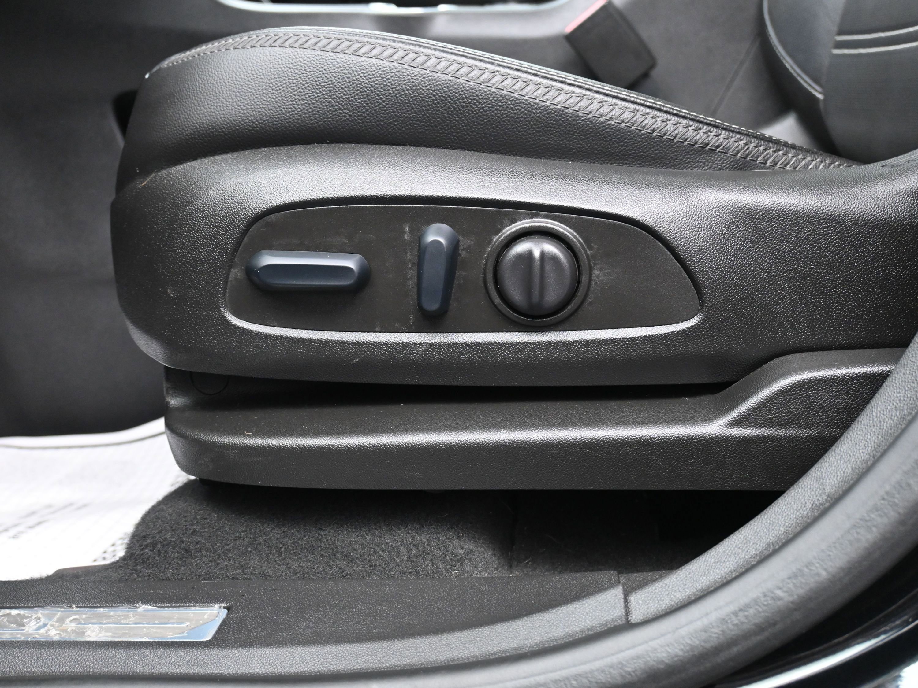 Used 2023 GMC Terrain Denali w/ Black Diamond Edition image 19