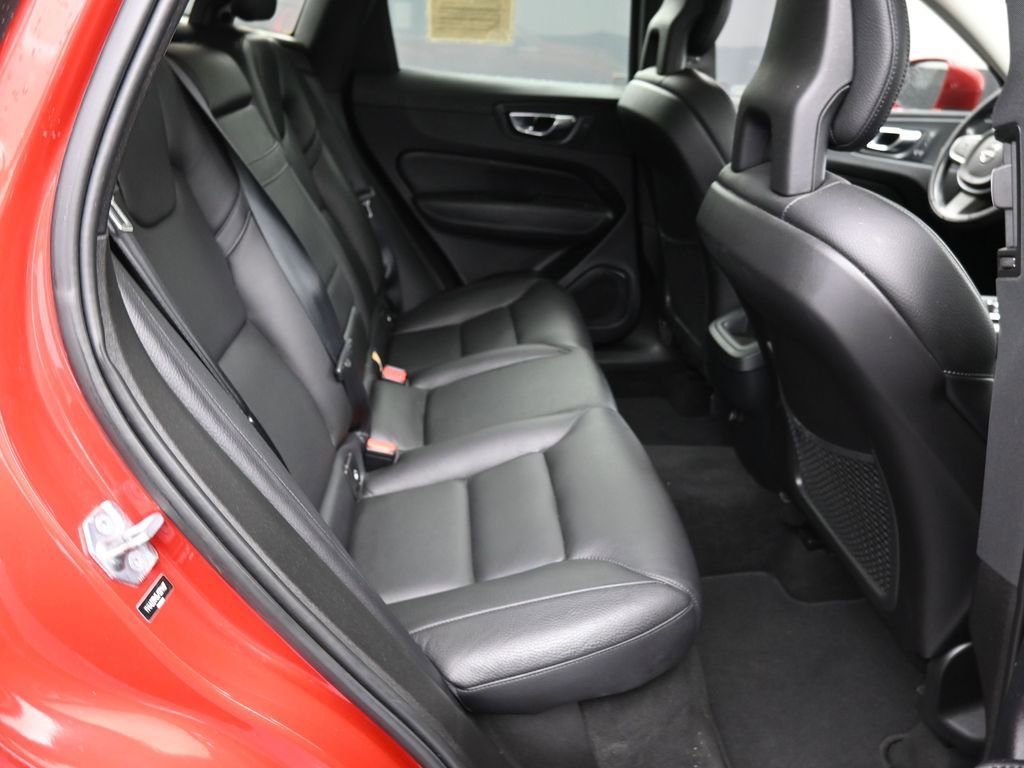 Used 2018 Volvo XC60 T6 Momentum w/ Advanced Package image 26