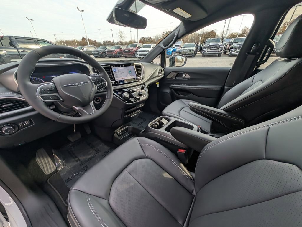 New 2026 Chrysler Pacifica Select image 2