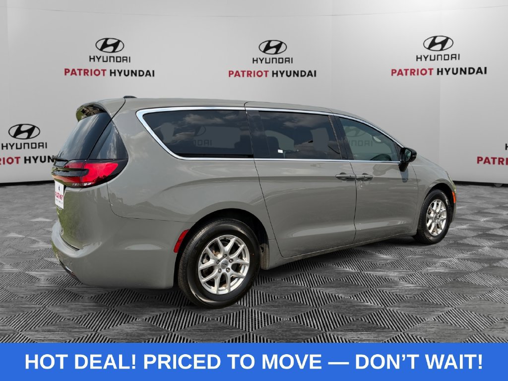 Used 2025 Chrysler Pacifica Select FWD image 3