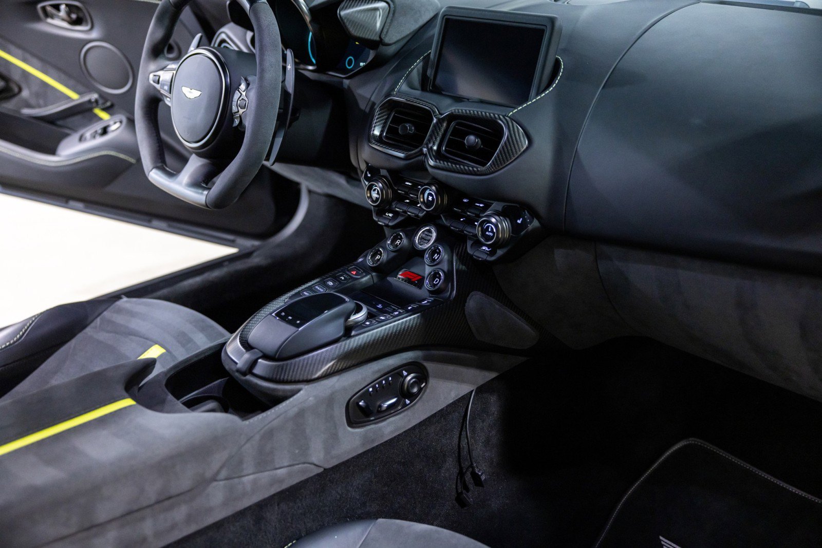 Used 2022 Aston Martin V8 Vantage Coupe RWD image 36