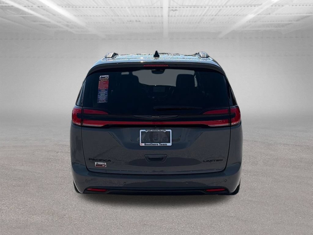 Used 2025 Chrysler Pacifica Limited FWD image 5
