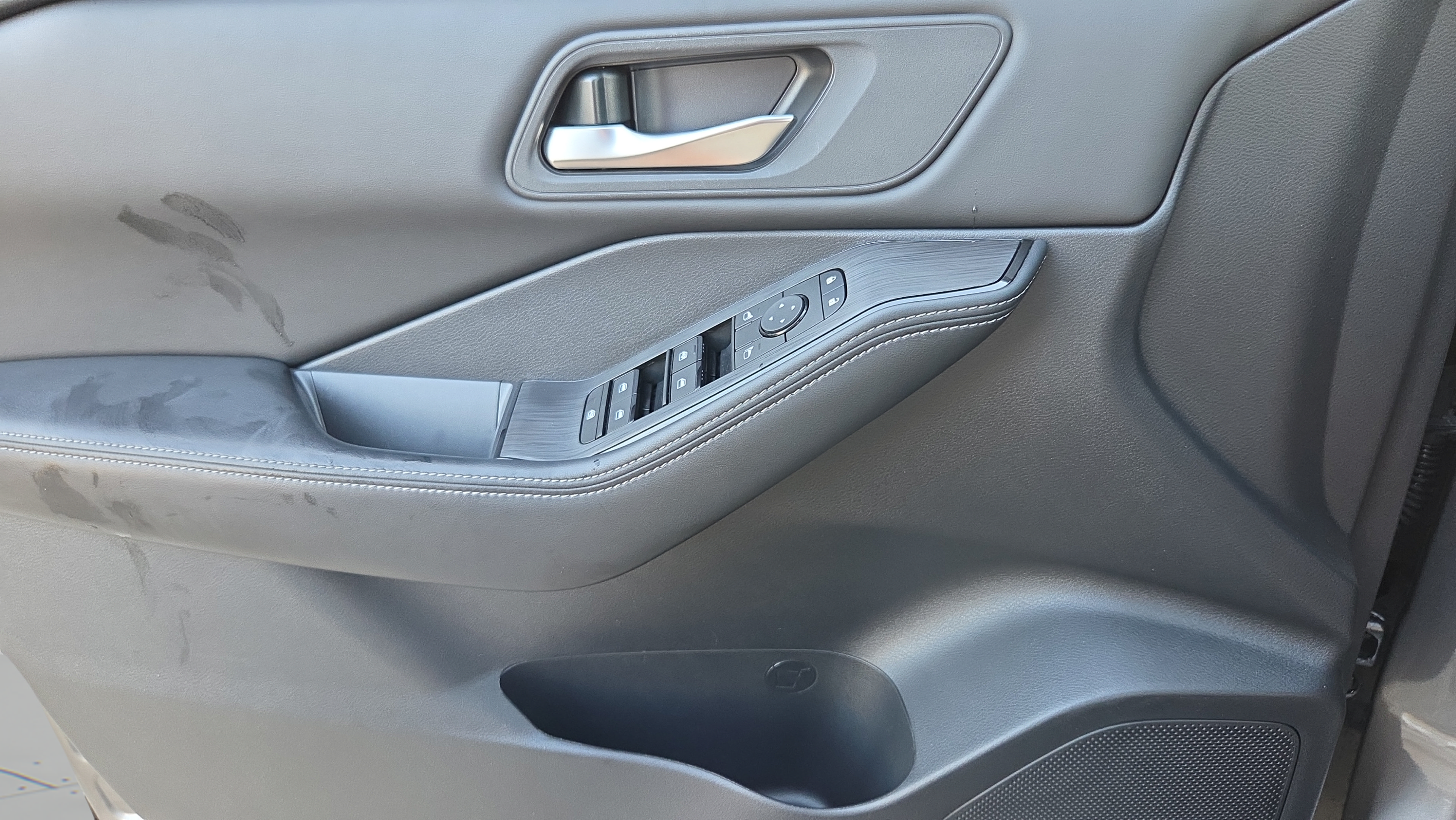 Used 2024 Nissan Rogue SV FWD image 25