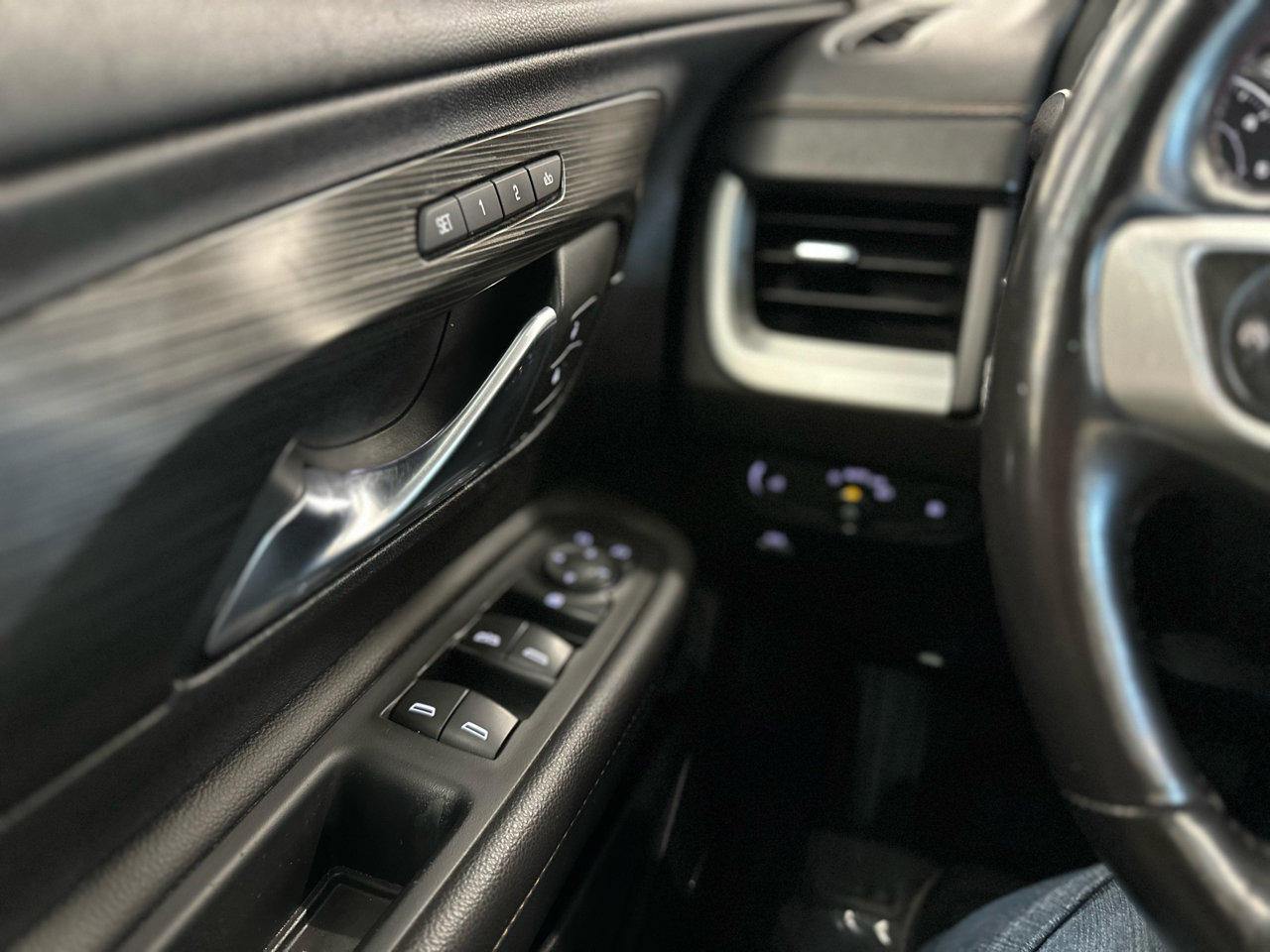 Used 2018 GMC Terrain SLT w/ Infotainment Package II image 25