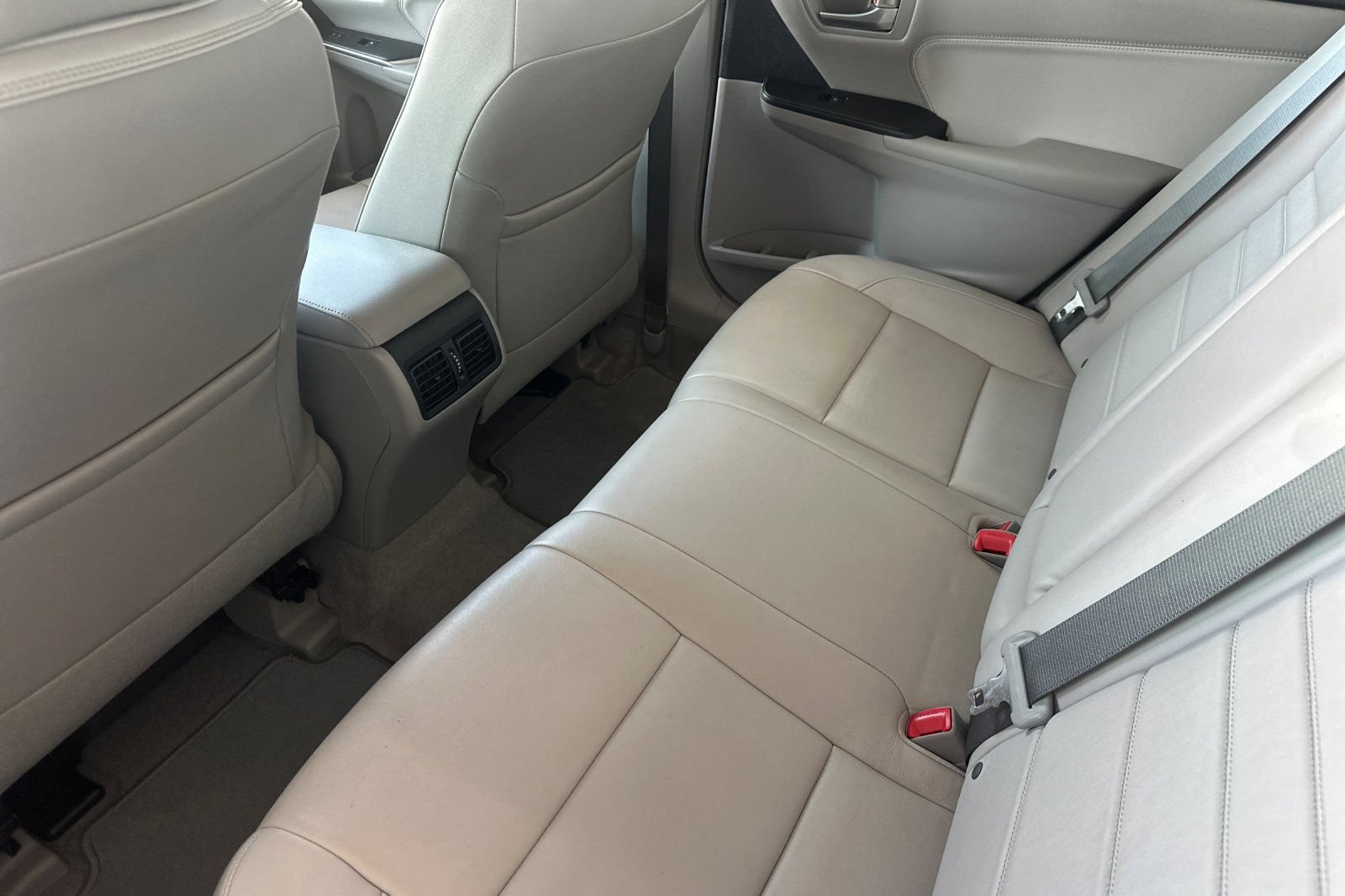 Used 2016 Toyota Camry XLE w/ Moonroof Package FWD image 12