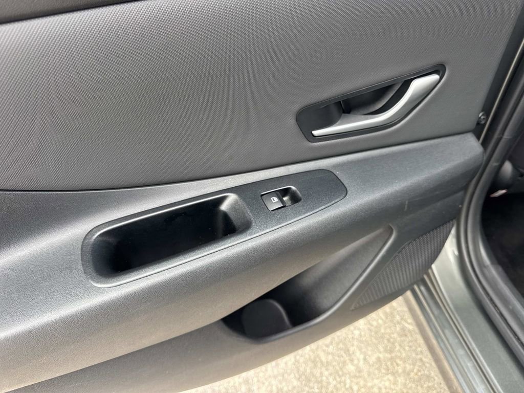 Used 2025 Hyundai Elantra SEL image 30