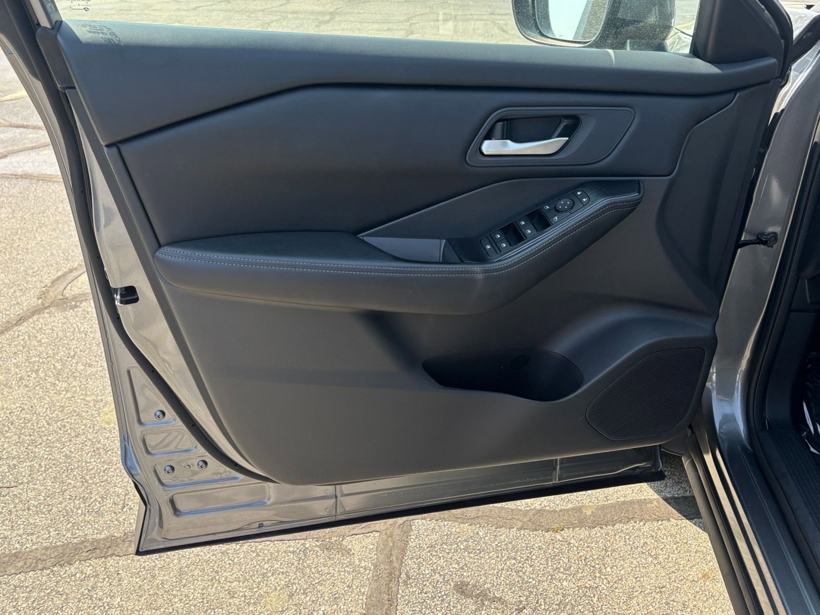 Used 2025 Nissan Rogue SV FWD image 25