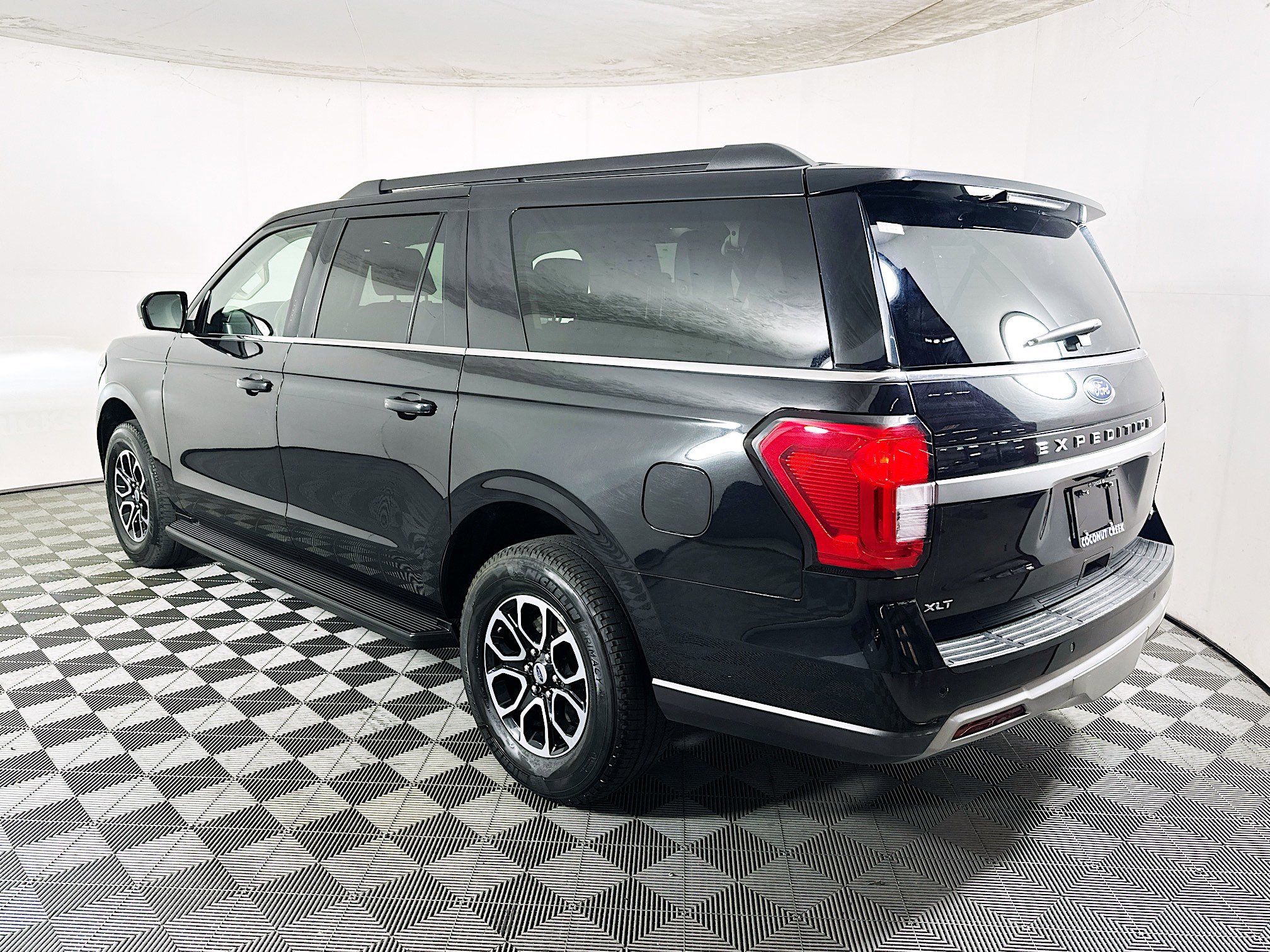 Used 2024 Ford Expedition Max XLT image 5