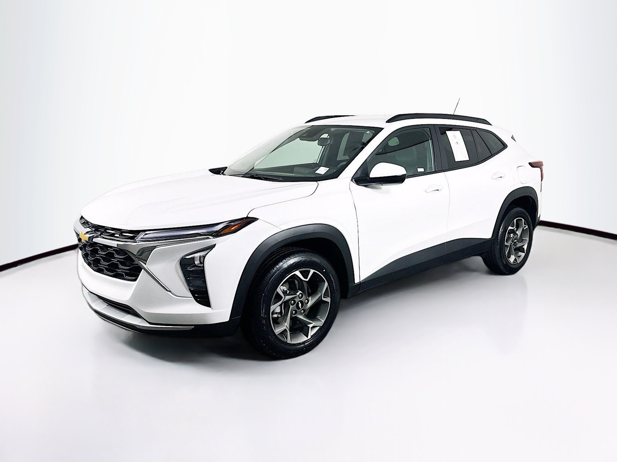 Used 2025 Chevrolet Trax LT FWD image 3