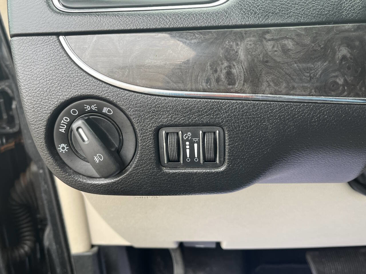 Used 2012 Chrysler Town & Country Limited w/ Luxury Group image 21