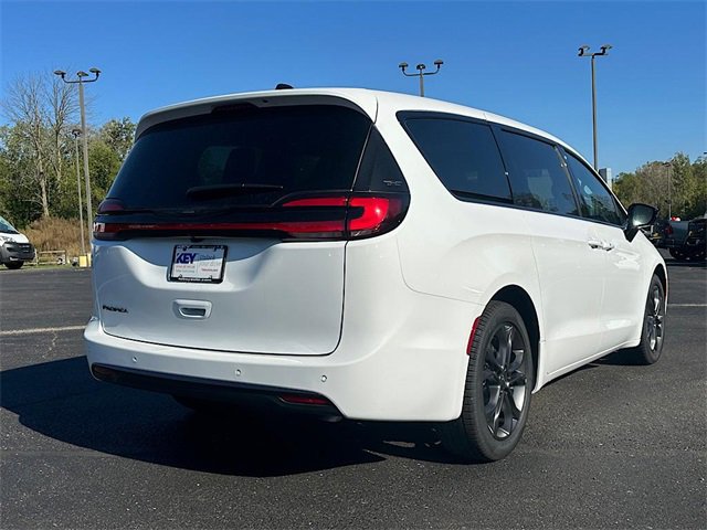 New 2026 Chrysler Pacifica Select image 6