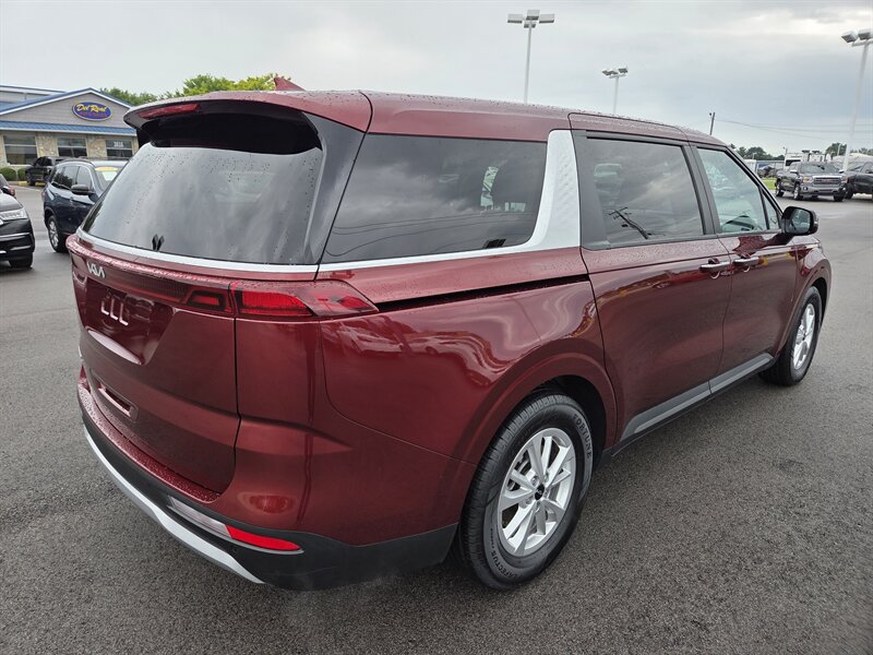 Used 2024 Kia Carnival LX FWD image 3