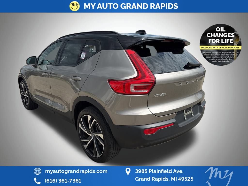 Used 2022 Volvo XC40 T5 R-Design w/ Advanced Package image 5