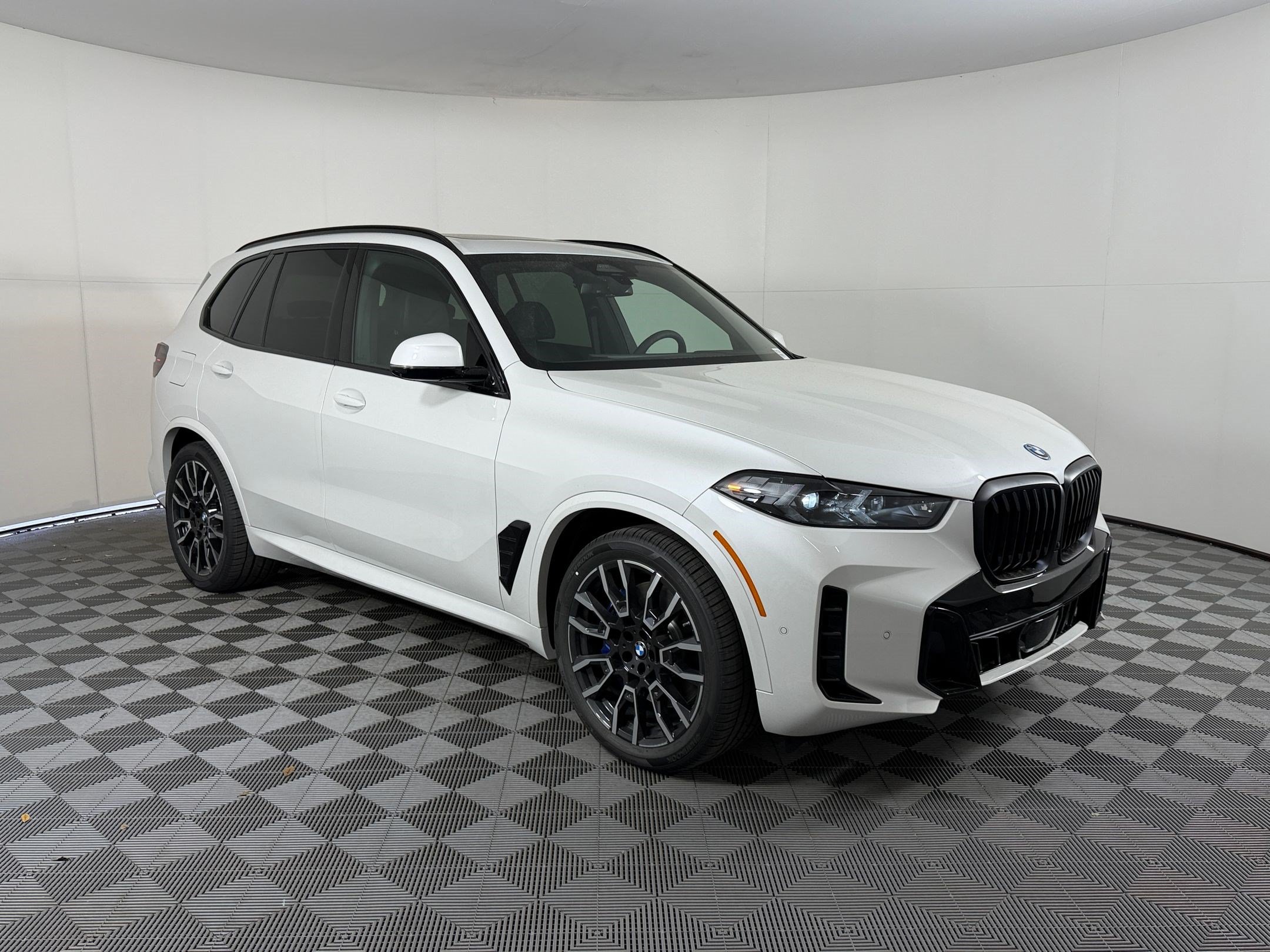 Used 2026 BMW X5 xDrive50e w/ M Sport Package AWD/4WD image 7