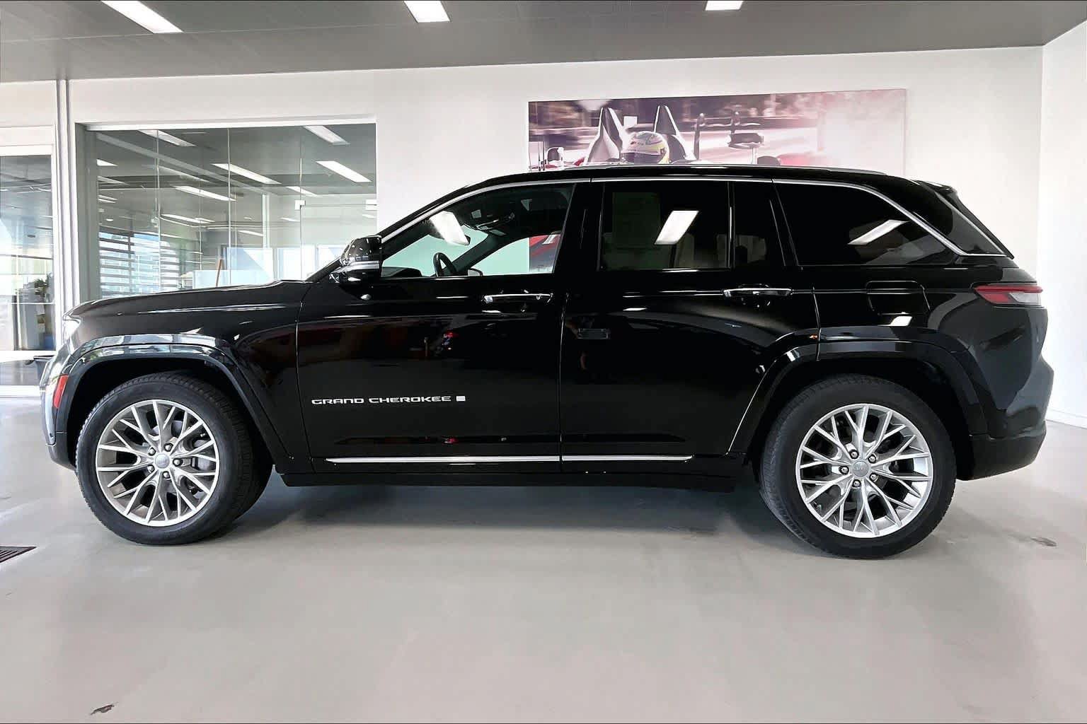 Used 2022 Jeep Grand Cherokee Summit AWD/4WD image 3