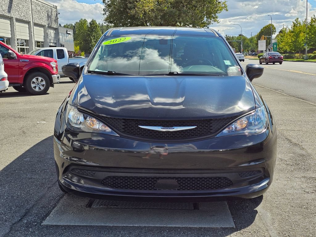 Used 2022 Chrysler Voyager LX FWD image 2