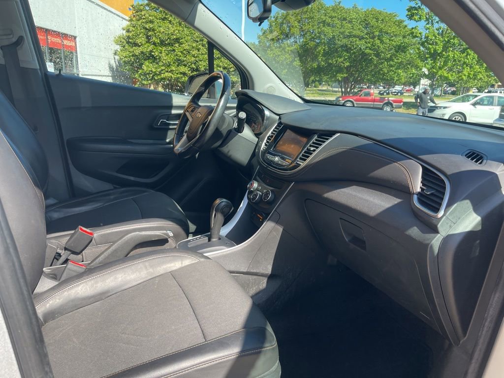 Used 2022 Chevrolet Trax LT w/ Driver Confidence Package AWD/4WD image 17