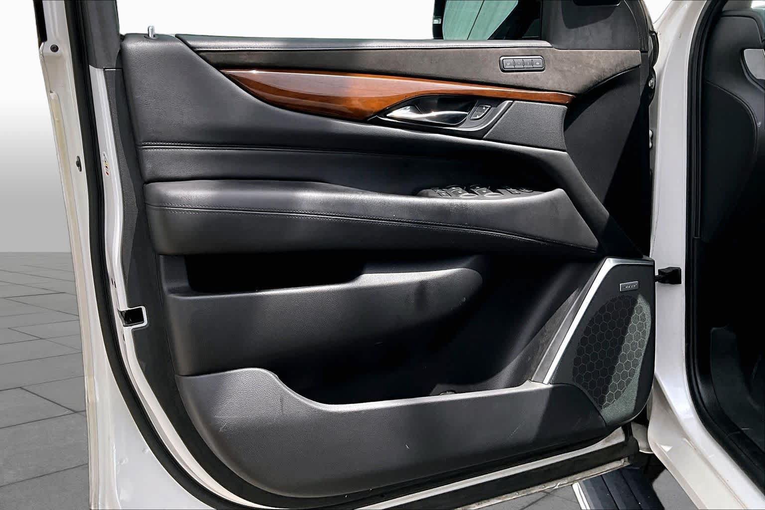 Used 2020 Cadillac Escalade Premium Luxury RWD image 21