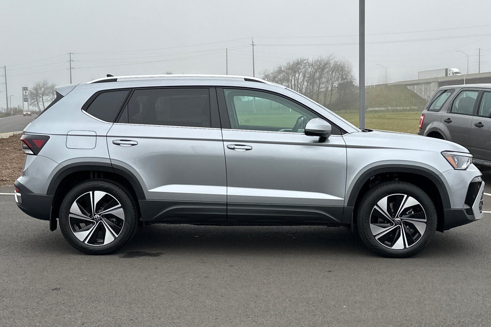Used 2025 Volkswagen Taos SE AWD/4WD image 2