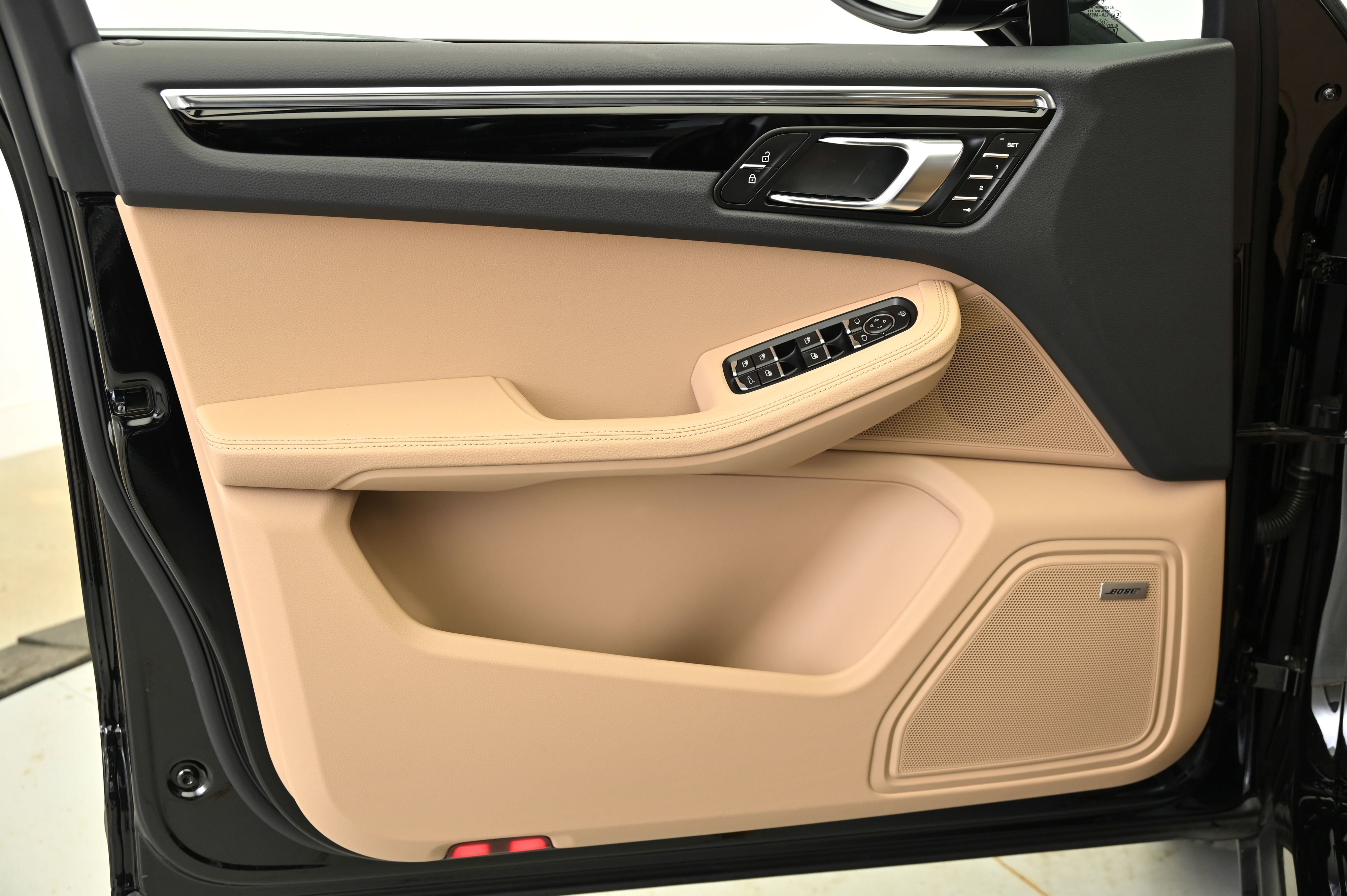 Certified 2025 Porsche Macan image 34