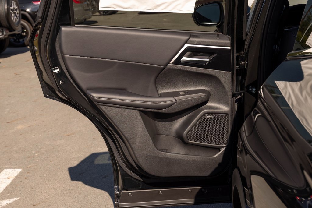 Used 2025 Mitsubishi Outlander SE image 13