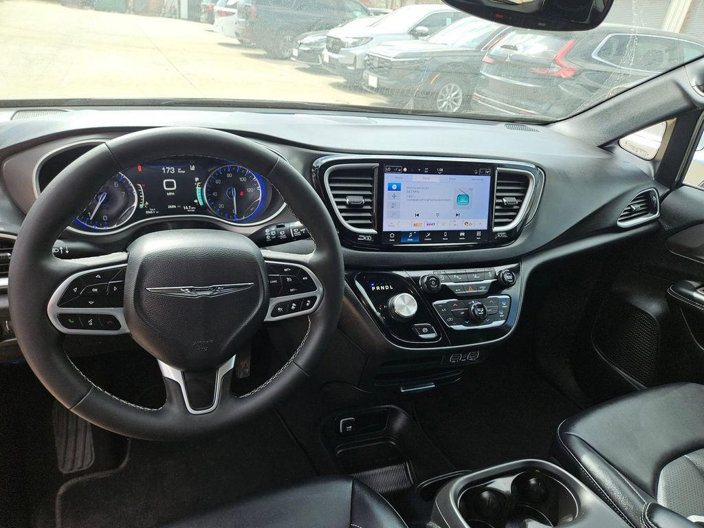 Used 2025 Chrysler Pacifica Select image 16