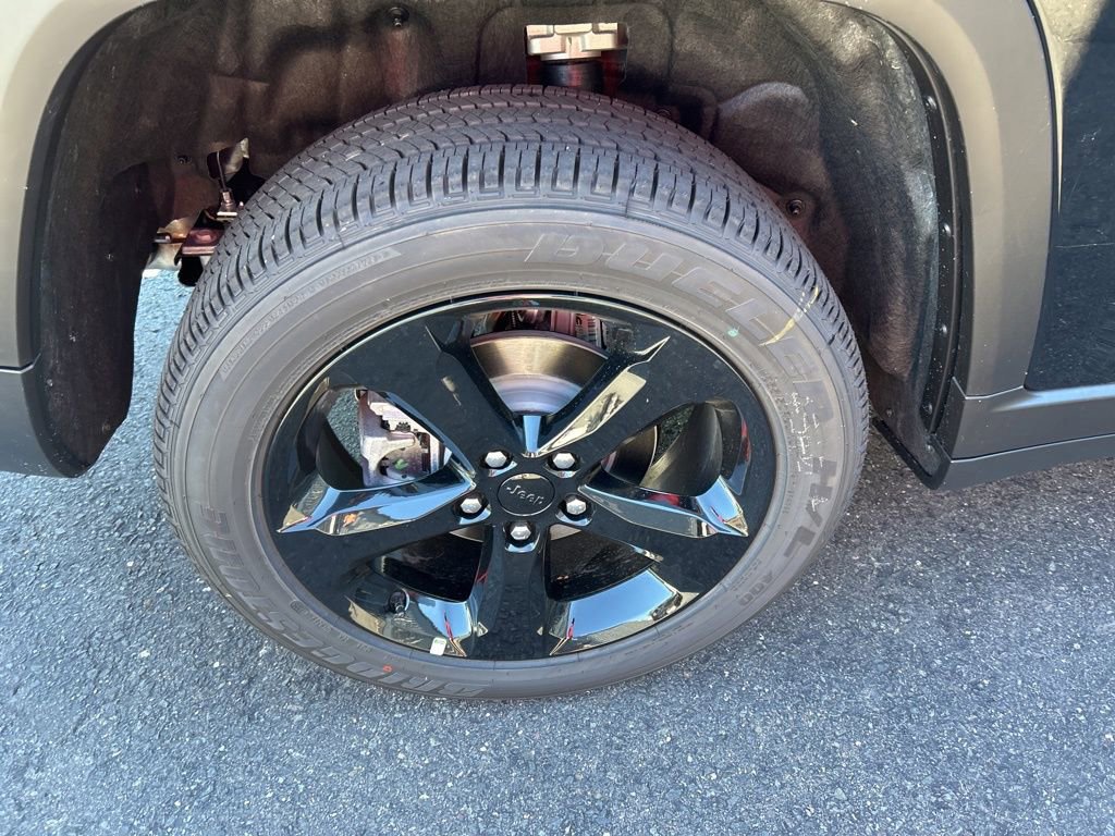 New 2025 Jeep Grand Cherokee Altitude image 12