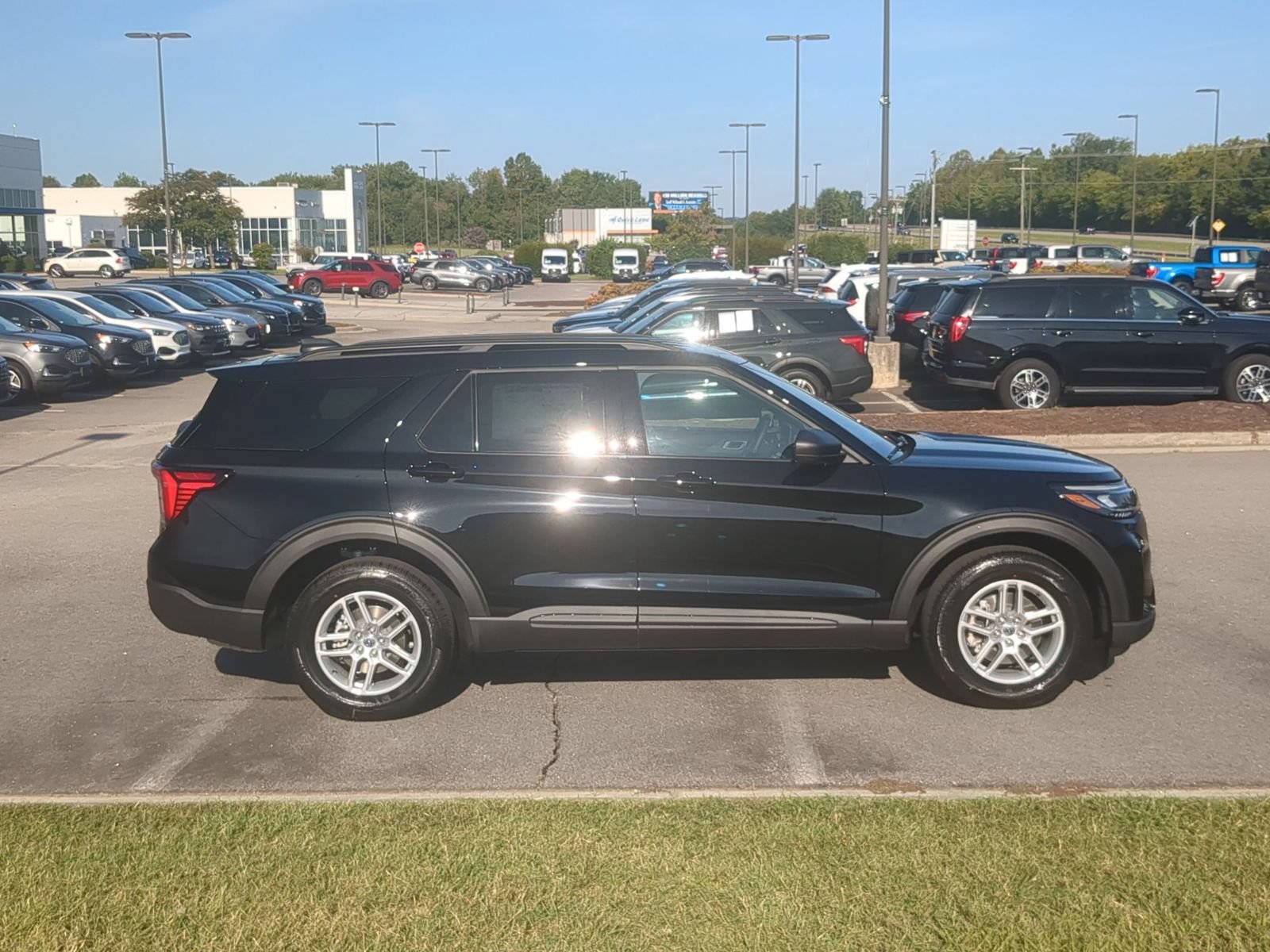 New 2027 Ford Explorer Active AWD/4WD image 2