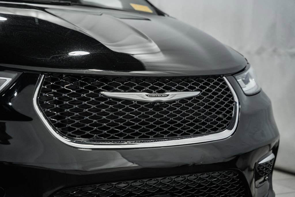 Used 2025 Chrysler Pacifica Select image 13