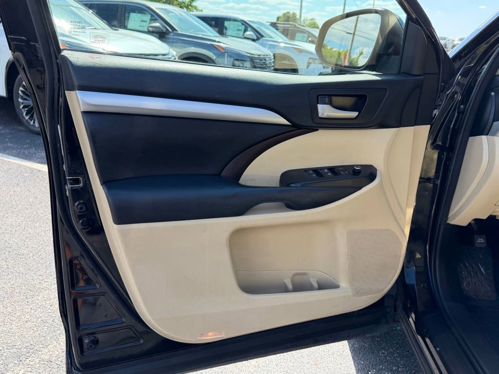 Used 2018 Toyota Highlander XLE AWD/4WD image 13