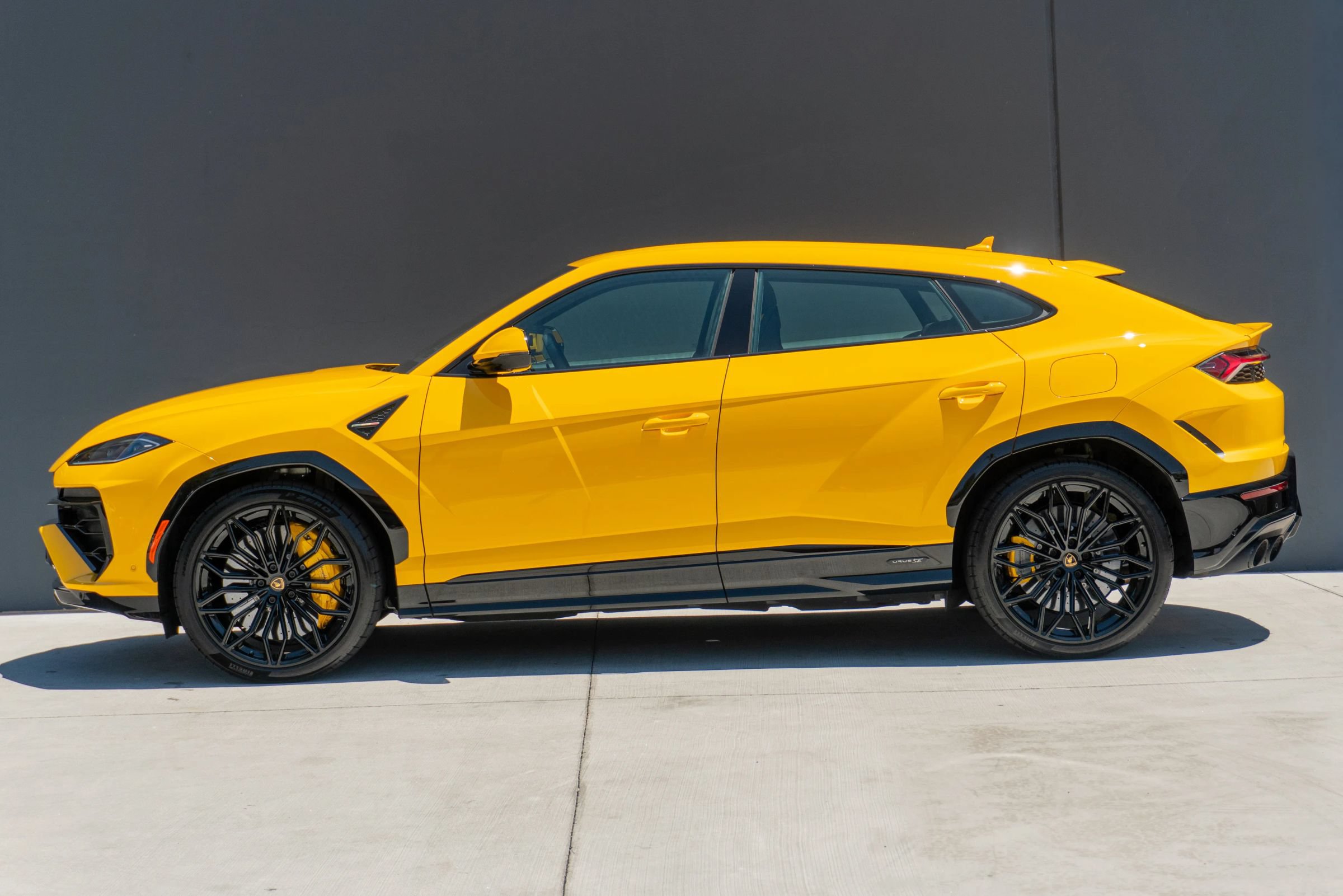 Used 2025 Lamborghini Urus SE AWD/4WD image 3