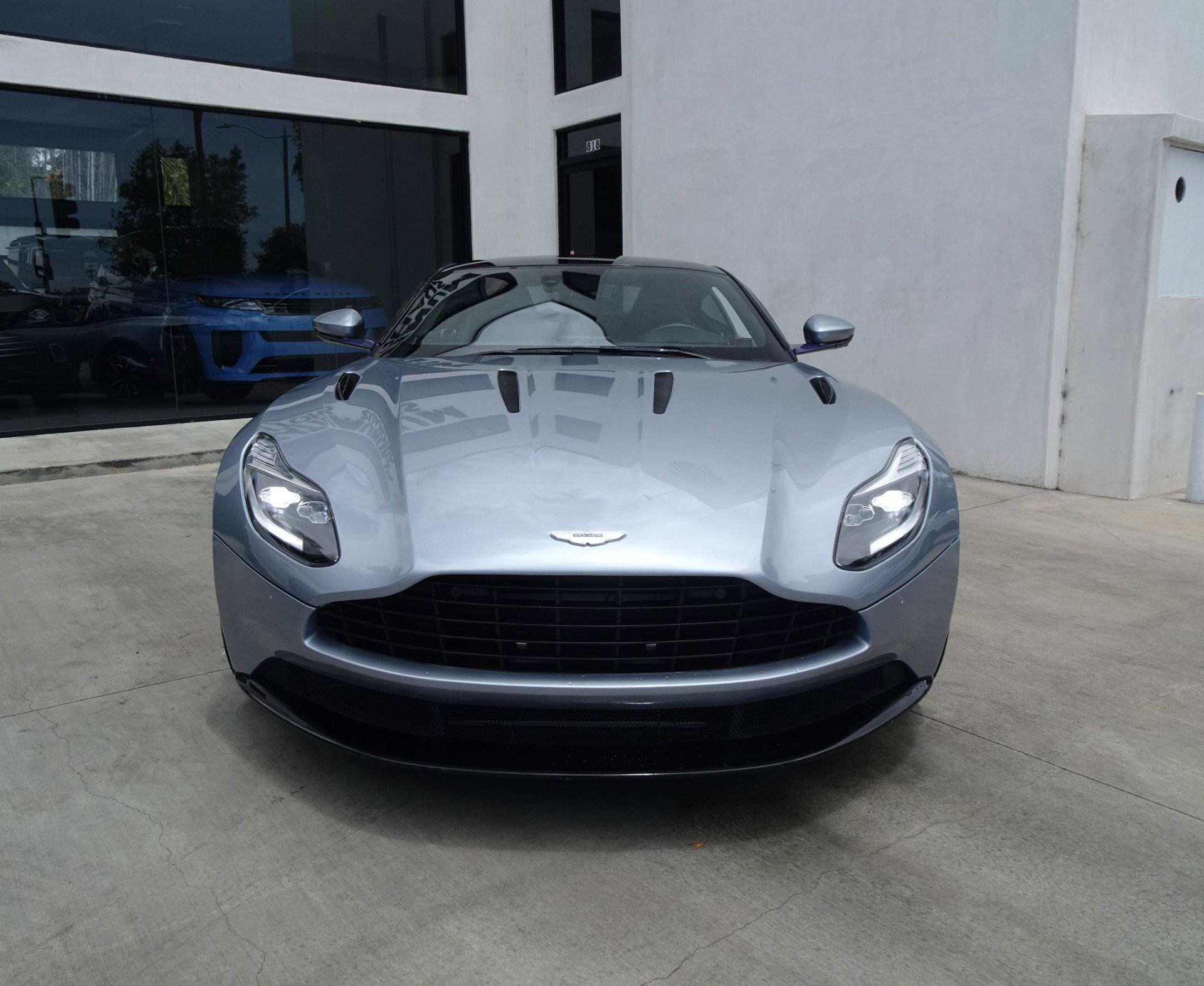 Used 2018 Aston Martin DB11 V12 RWD image 2