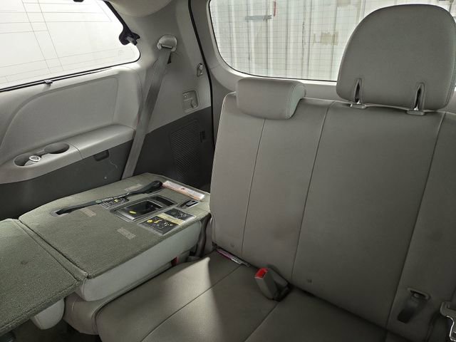 Used 2015 Toyota Sienna XLE w/ Four Season Floor Mat Package image 16