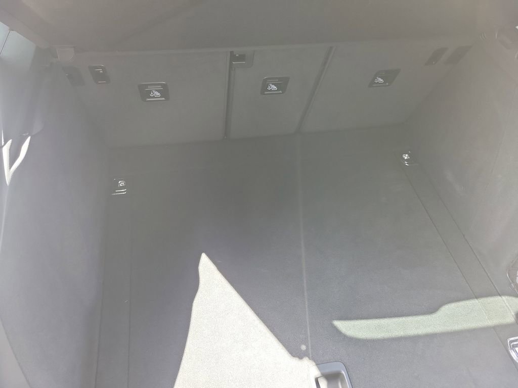 Certified 2025 Porsche Macan image 17