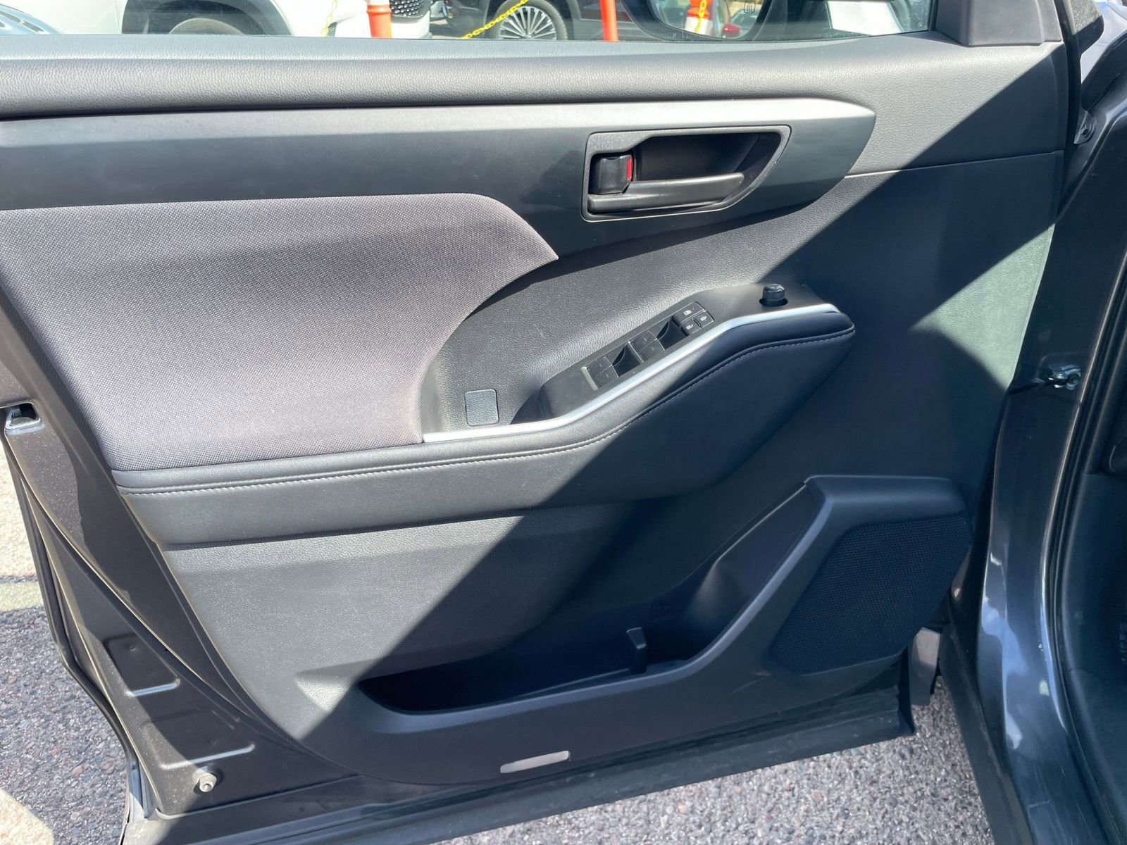 Used 2025 Toyota Highlander LE image 18