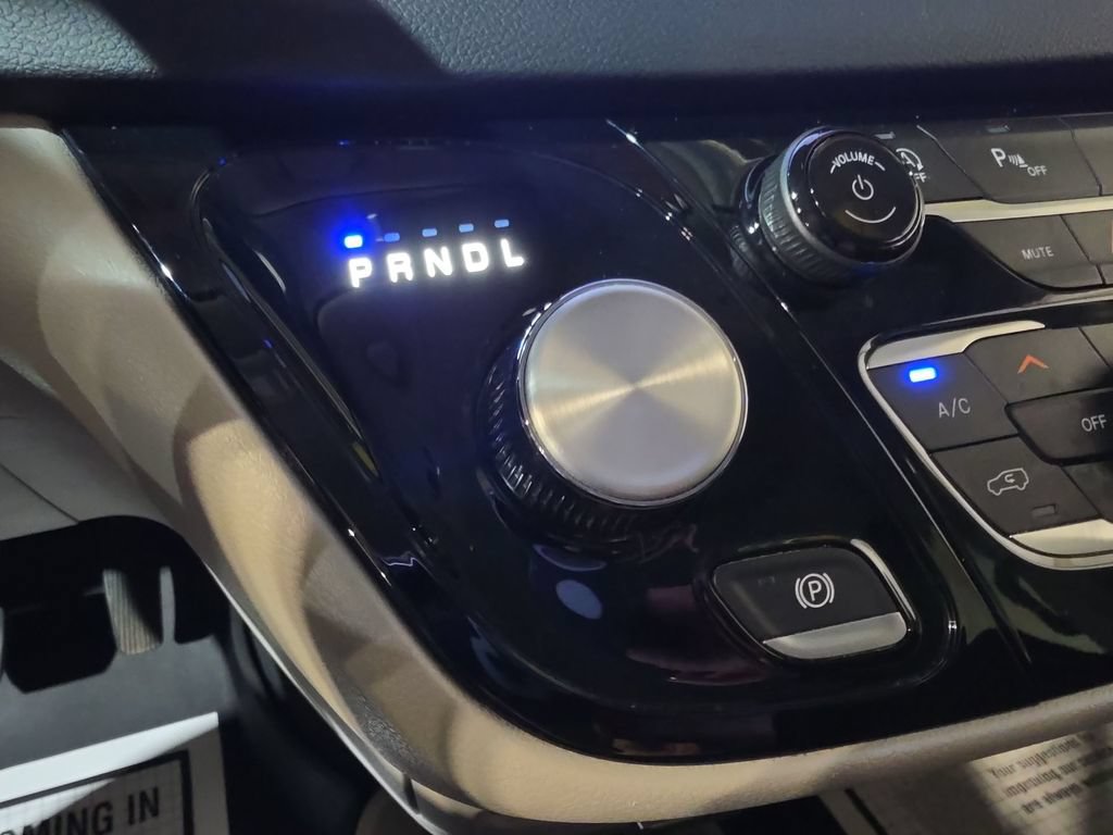 Used 2023 Chrysler Pacifica Touring-L FWD image 20