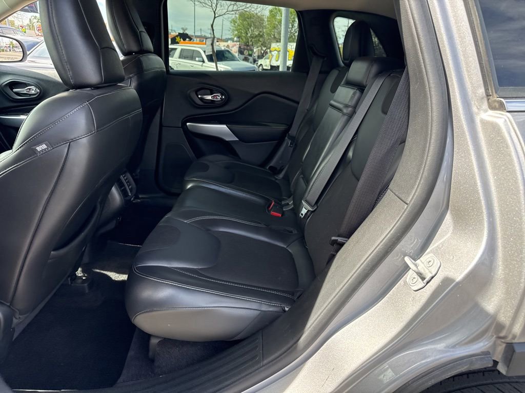 Used 2018 Jeep Cherokee Latitude Plus w/ Comfort/Convenience Group image 17