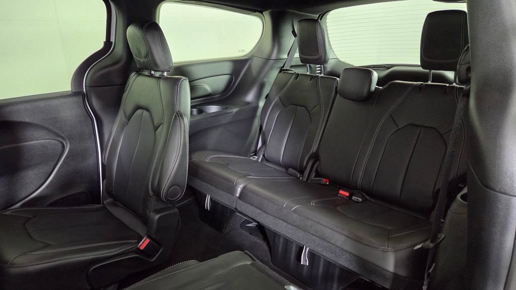 Used 2026 Chrysler Pacifica Select image 32